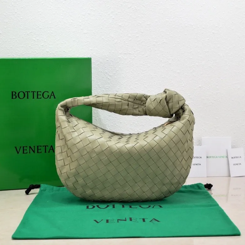Batch 1460 BV Bottega Veneta 2022 Early Spring New Ladies Medium JODIE Handbag BV Bag 🔥The new method is to round the corners on the original basis and knot the round hobo bag with classic woven leather. The most iconic triangular pull-out design, using sheepskin draped soft shape, is super suitable for concave shapes~ Jodie feels really gentle to people, and is definitely the best item for daily matching. It has the same weave, new elements and twists, and is versatile. It is the new favorite of street style Internet celebrities! Size: 36*21*13 Model: 6697